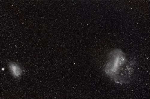 Die Kleine und Große Magellansche Wolke bei 42 mm Brennweite und Canon 90Da auf AstroTrac-Reisemontierung aufgenommen.